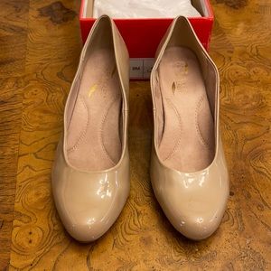 Aerosoles Nude patent pump, size 8